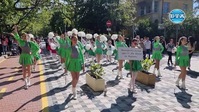 Ученически духови оркестри дефилират с музика из улиците на Вършец на Национален преглед