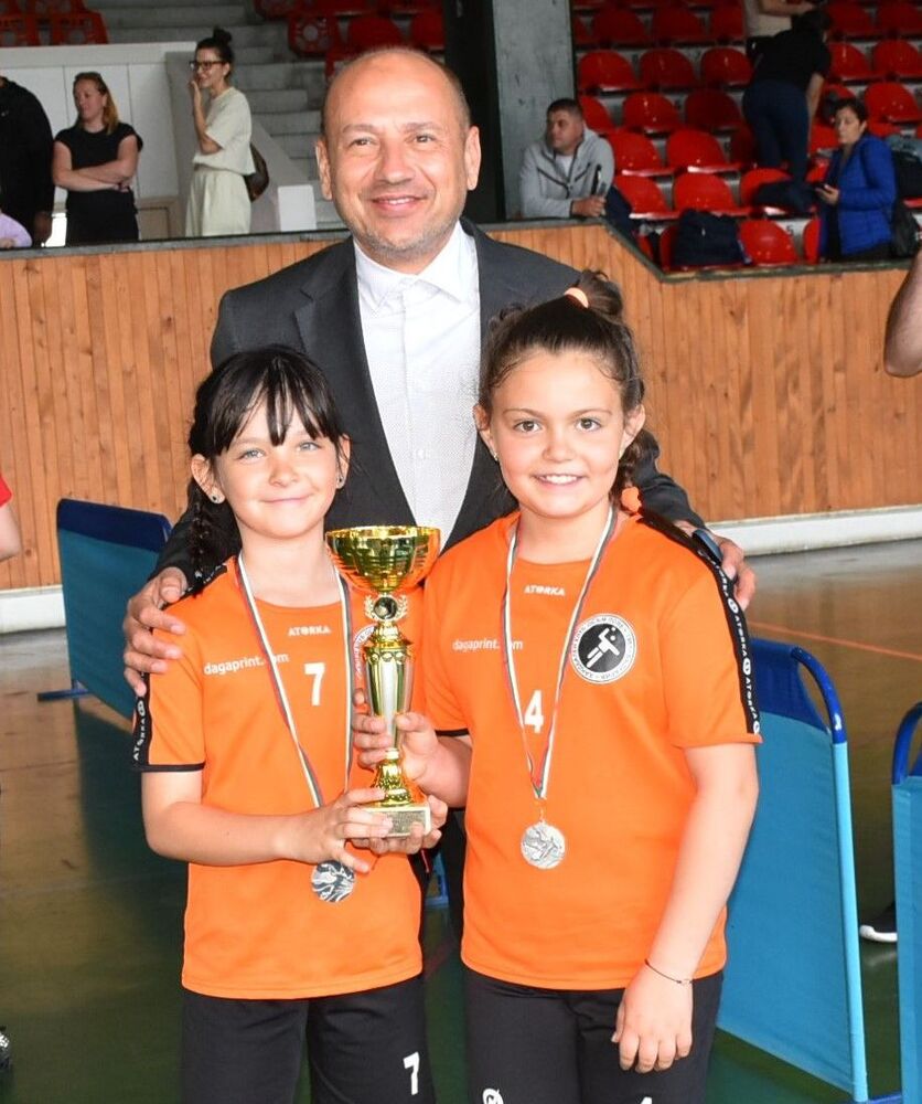 130 деца се включиха в международния турнир по минихандбал в Ловеч