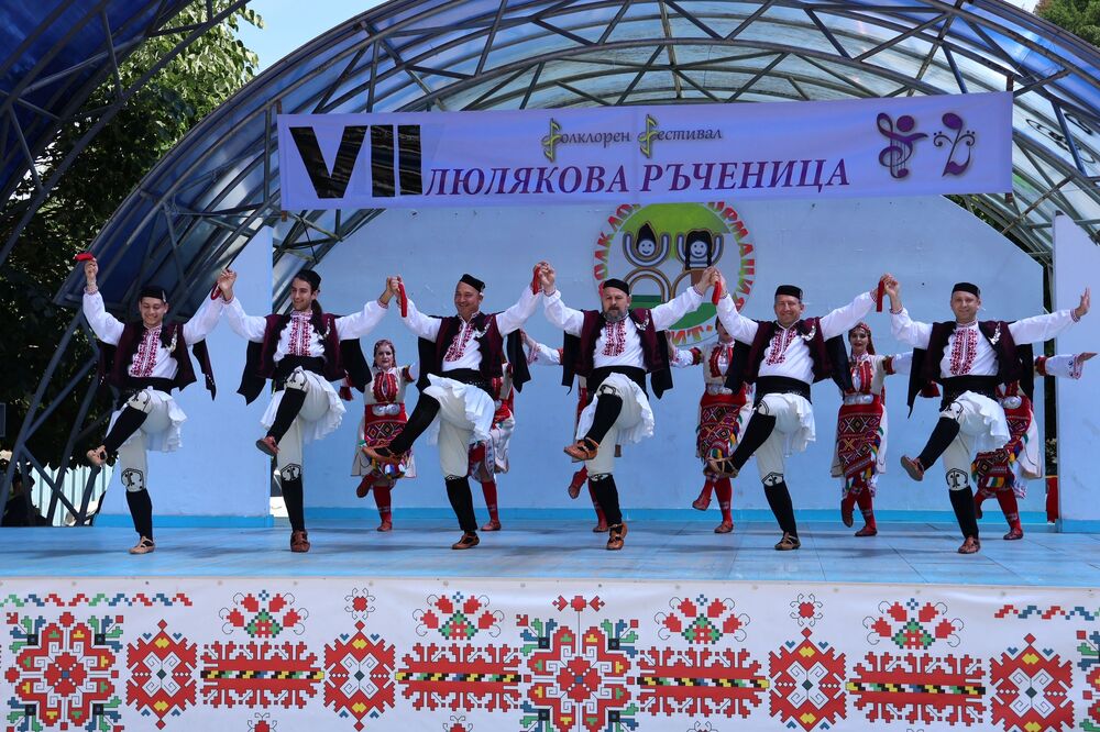 Община Ловеч: Наградата на кмета на „Люлякова ръченица“ спечели танцов състав от Лясковец