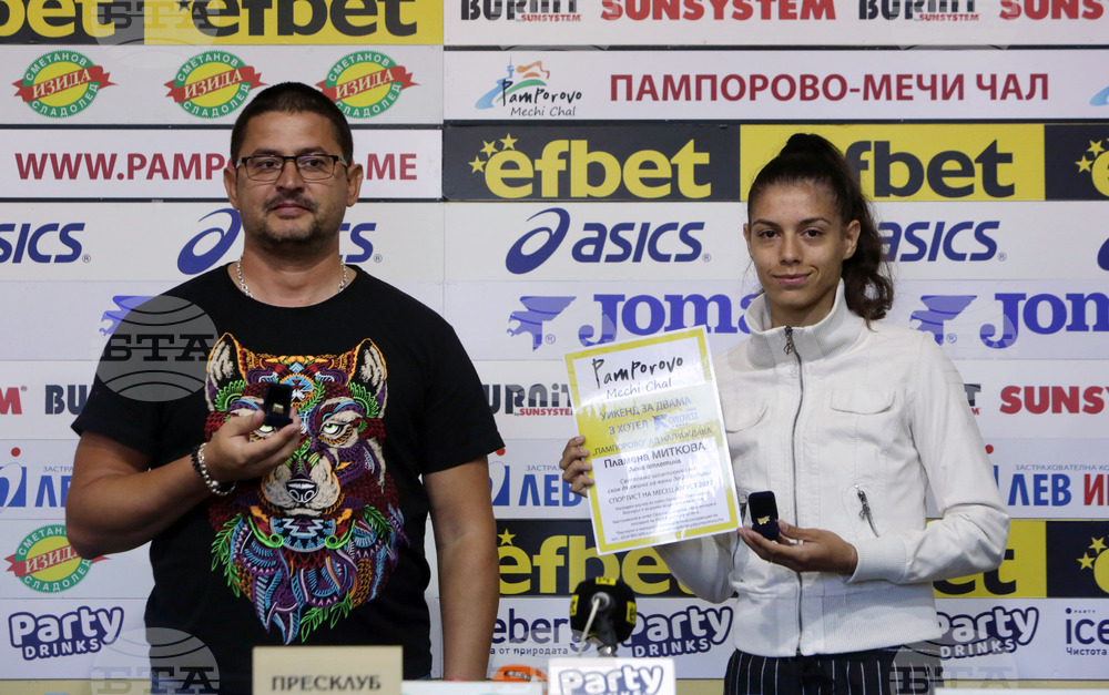 Спортист и треньор на месеца - награждаване