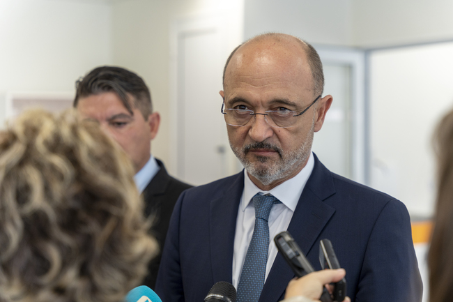 Трябва да има бързи производства и законодателни промени, за да защитим персонала си, коментира министърът на здравеопазването Асен Меджидиев