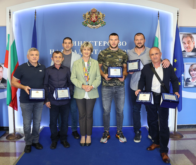 Министър Лечева награди медалистите от Световното първенство по борба