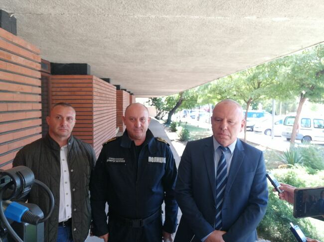 Окръжна прокуратура - Сливен задържа за срок до 72 часа пет лица, обвинени за участие в организирана престъпна група, свързана с подпомагане на чужди граждани да пребивават или преминават през страната в нарушение на закона
