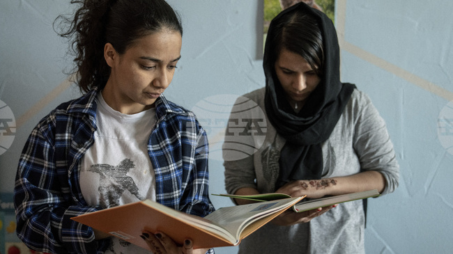 Берлин предлага пари на афганистанци, за да не емигрират в Германия