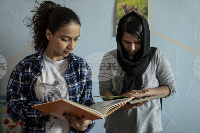 Берлин предлага пари на афганистанци, за да не емигрират в Германия