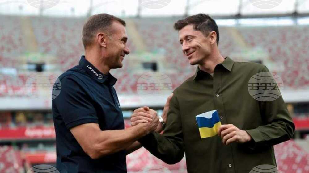 Шевченко подари на Левандовски капитанска лента в цветовете на украинското знаме