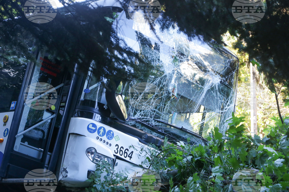 Автобус - пътно транспортно произшествие