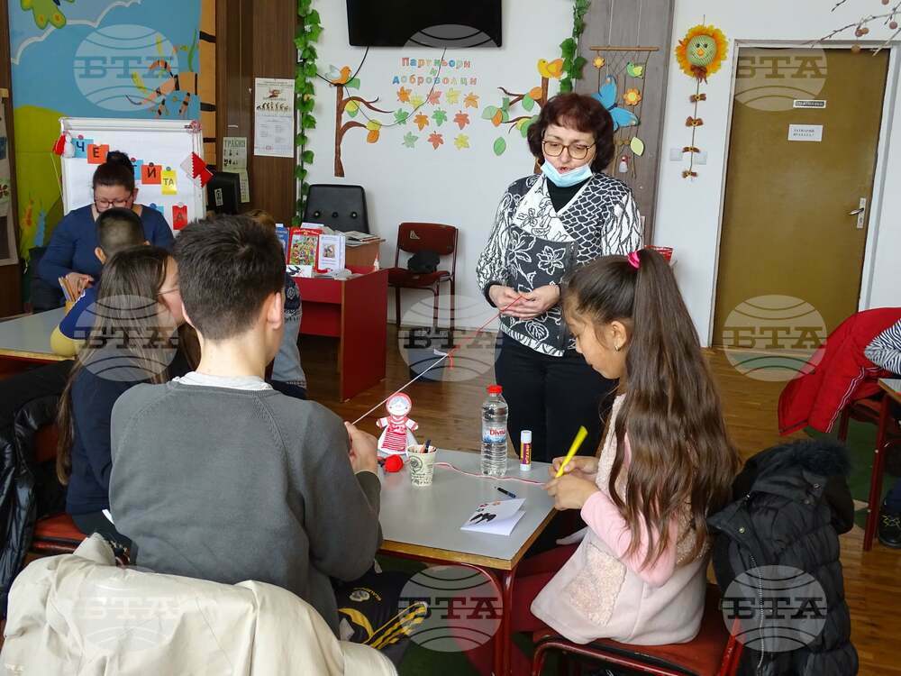Ателие за приложни изкуства посреща деца в библиотеката в Търговище