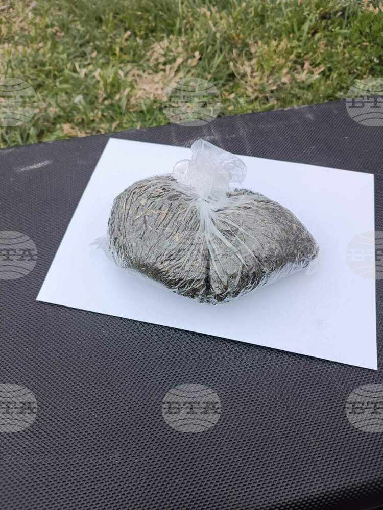 Криминалисти от Шумен задържаха трима души след сделка с наркотични вещества