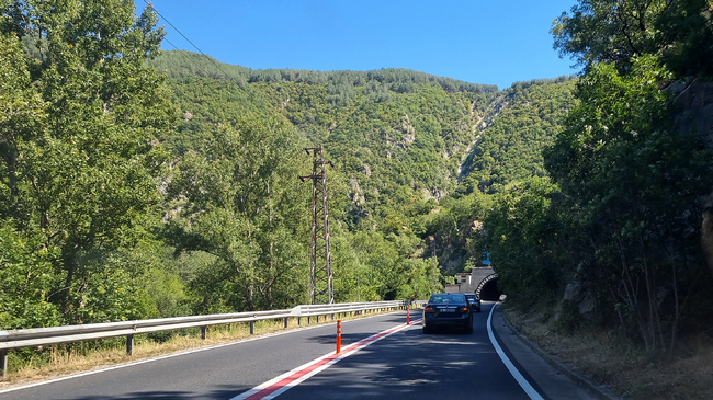 Движението в района на отбивката за село Ощава в Кресненското дефиле е в едната лента поради пътен инцидент
