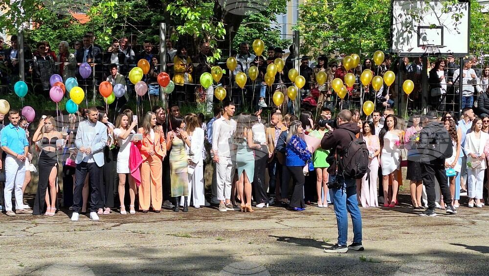 Кметът на Община Ловеч Петков поздрави със завършването випуск 2024 на Езиковата