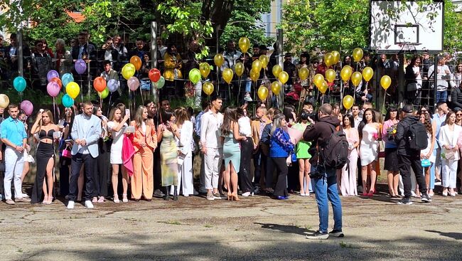 Кметът на Община Ловеч Петков поздрави със завършването випуск 2024 на Езиковата