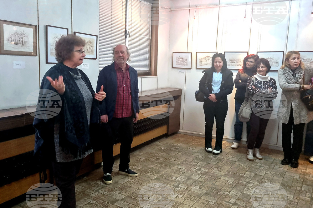 Чарът на старите сгради в Търговище показа в графична изложба художникът Цончо Денев