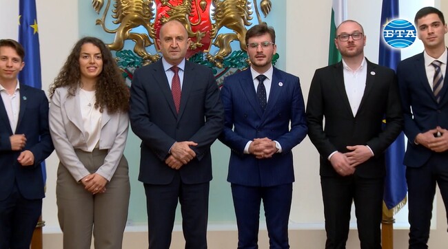 Институциите трябва да приобщават младите хора към своята работа, изработването на решенията и контрола на изпълнението им, каза президентът