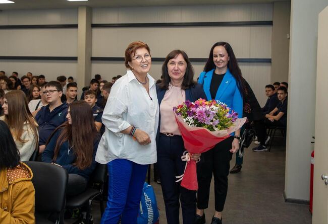 Община Стара Загора: Да усвоят добрия пример на философията на алтруизма, пожела на ученици зам.-кметът Надежда Чакърова