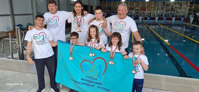 Фондация „Александър Русев“: 13 медала спечелиха децата от Фондация „Александър Русев“ на Шести международен турнир по адаптирано плуване в София 
