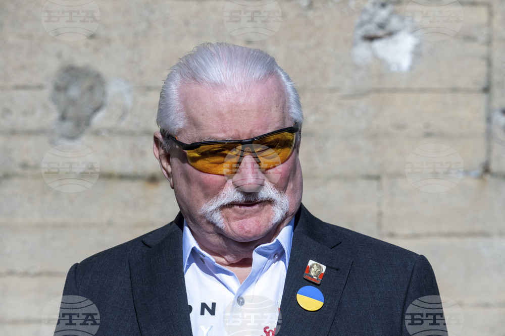 Тръмп е "или предател или изключителен лидер", заяви Валенса пред Франс прес