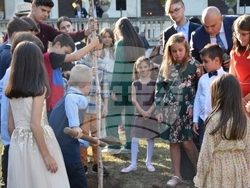 Снимка: Пресофис Цар Симеон - Царят и Царицата бяха домакини на среща с „Децата на НДСВ“ 