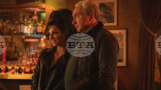 Бащата на Ейми Уайнхаус отрича да е завел съдебен иск срещу две приятелки на дъщеря си поради ревност или завист