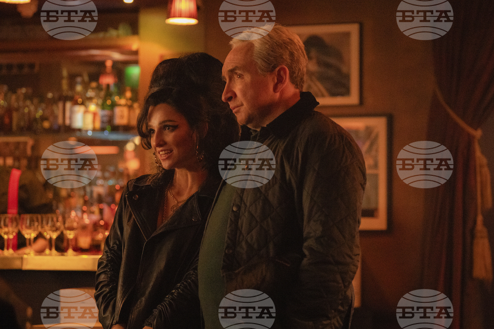 Бащата на Ейми Уайнхаус отрича да е завел съдебен иск срещу две приятелки на дъщеря си поради ревност или завист