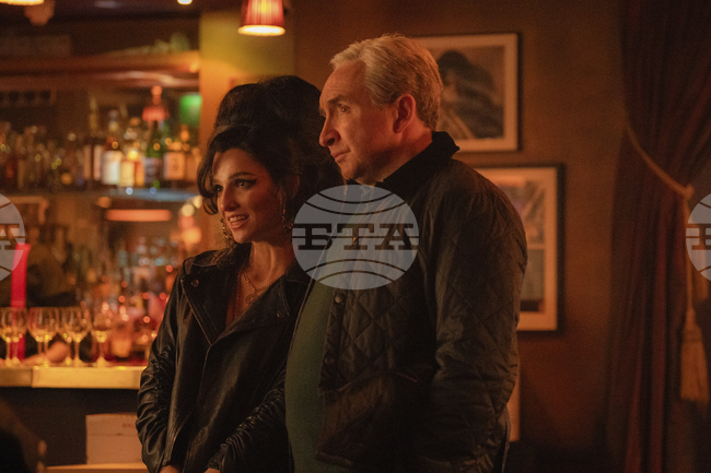 Бащата на Ейми Уайнхаус отрича да е завел съдебен иск срещу две приятелки на дъщеря си поради ревност или завист