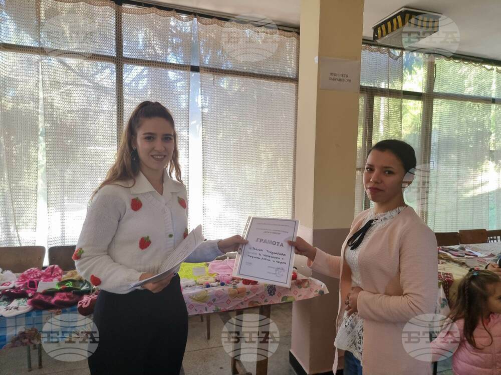 Ръчно изработени бродерии, плетива и гоблени са показани в изложба в читалището в разградското село Благоево
