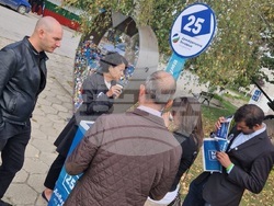 Снимка: Пресцентър "Демократична България" - Антоанета Цонева в с. Скравена 