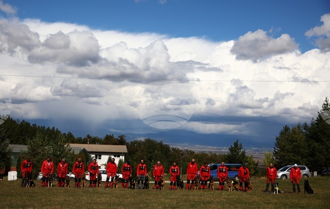 Планинските спасители от Карлово и Калофер издирват от снощи румънски турист в района на връх Ботев