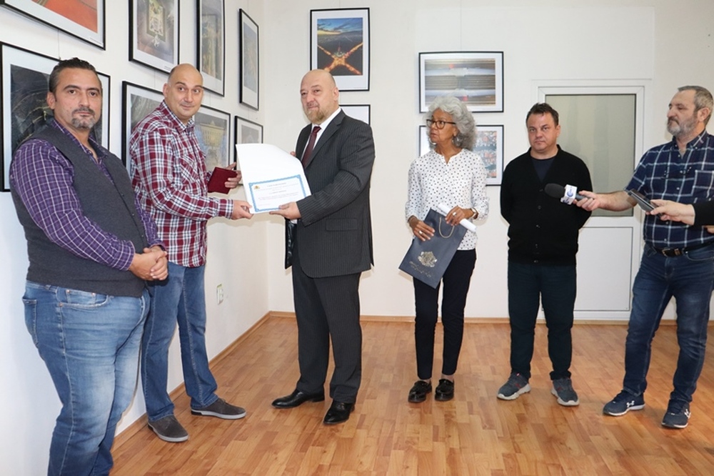 Явор Мичев с плакет на областния управител на Русе 