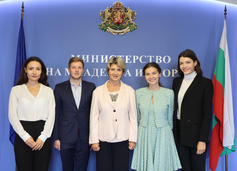 Весела Лечева се срещна с българските младежки делегати към ООН