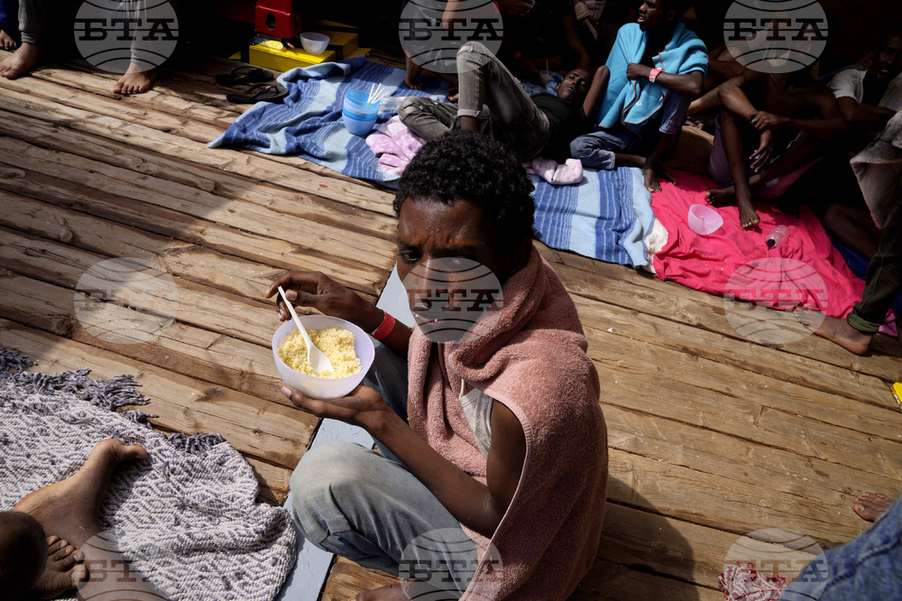 Египетските военноморски сили задържаха лодка с 63 незаконни мигранти край бреговете на Средиземно море