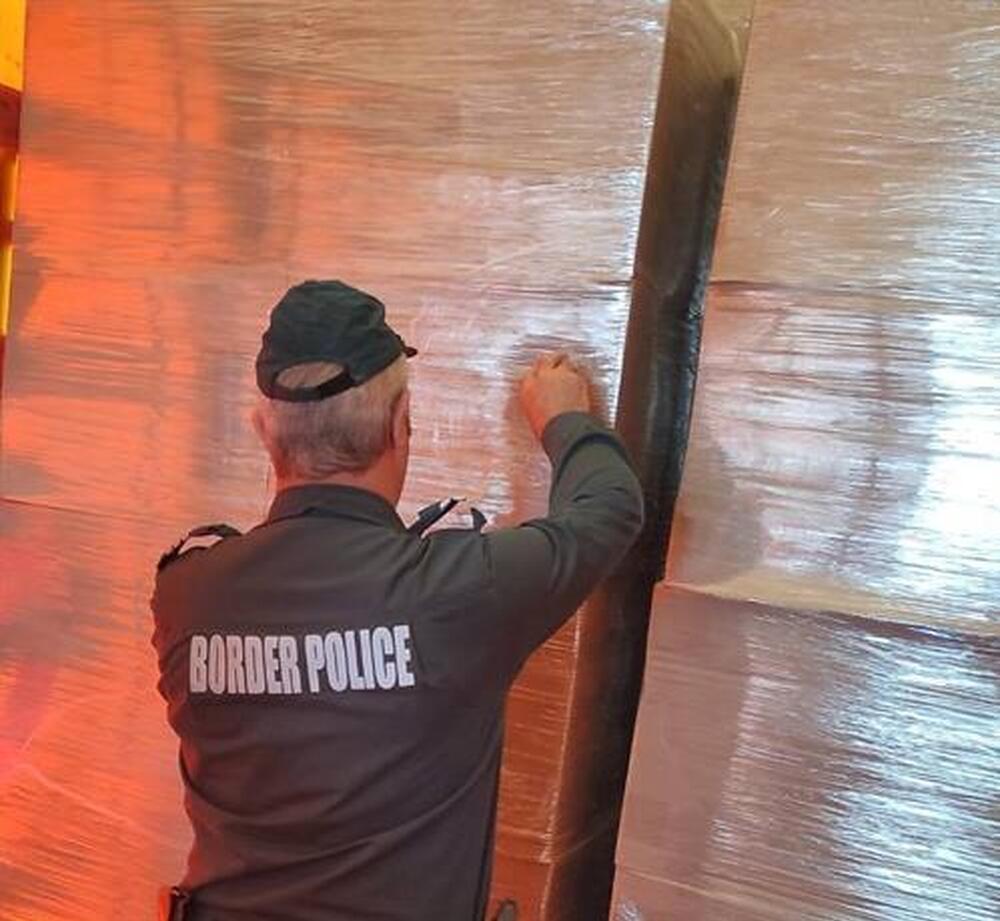 Голямо количество цигари без акцизен бандерол задържаха гранични полицаи на ГКПП „Видин“
