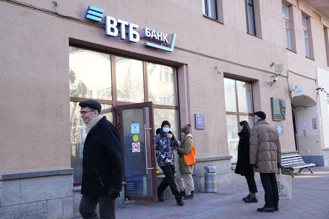Пет държави членки на ЕС от Източна Европа, сред които България, ще излязат от две банки, създадени по времето на СИВ
