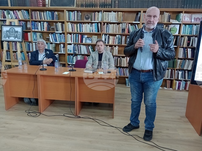 Велико Търново - представяне на новата книга на проф. Николай Овчаров