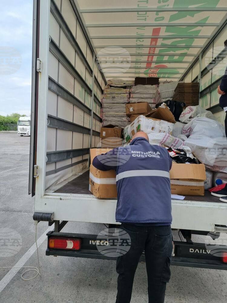 Унищожиха близо 60 тона фалшиви прах за пране, почистващи препарати и шампоани, задържани на "Капитан Андреево"