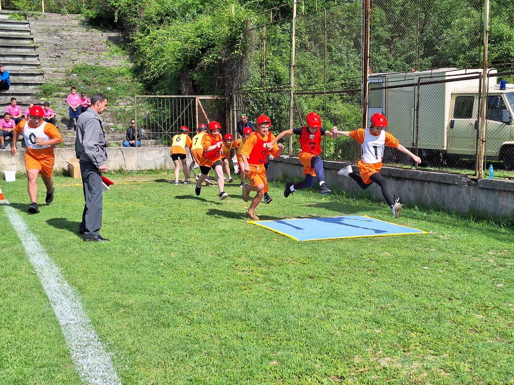 Кметът на Ловеч откри районното състезание на младежките противопожарни отряди „Млад огнеборец“