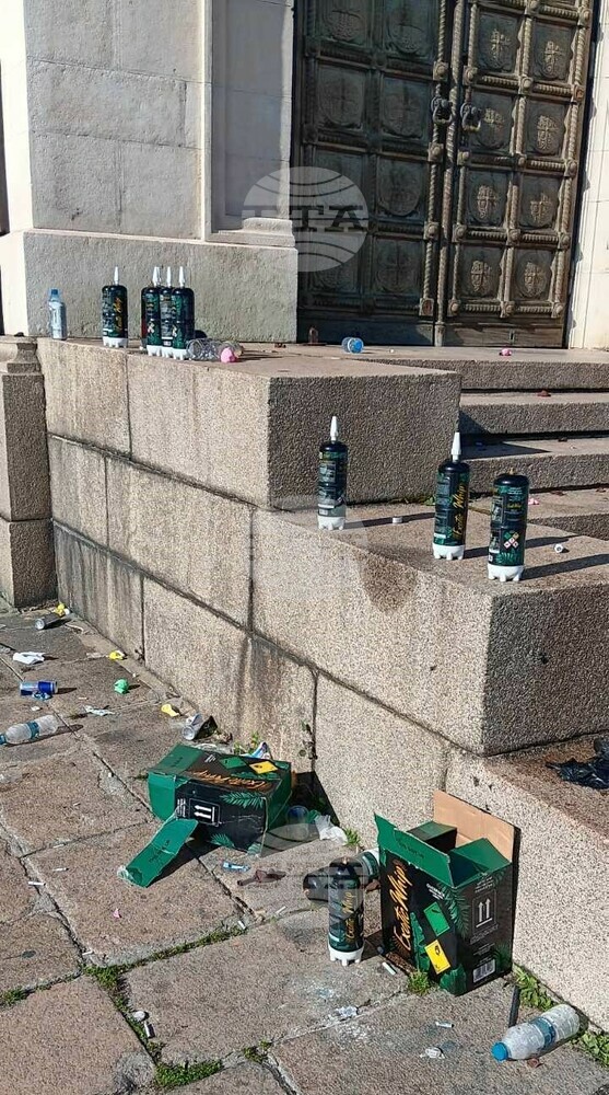 Почистено е пространството около храм-паметника „Александър Невски “ след сбирка на абитуриенти, информира Столичният инспекторат