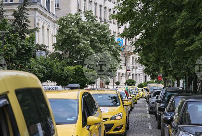 Taxi Industry Calls on Political Leaders to Address Spike in Insurance Rates, Threatens Protests