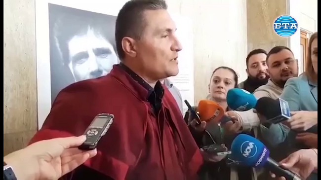 Бургаският окръжен съд даде ход на делото срещу сириеца Омар Аднан, шофирал автобуса, с който бяха убити двама полицаи