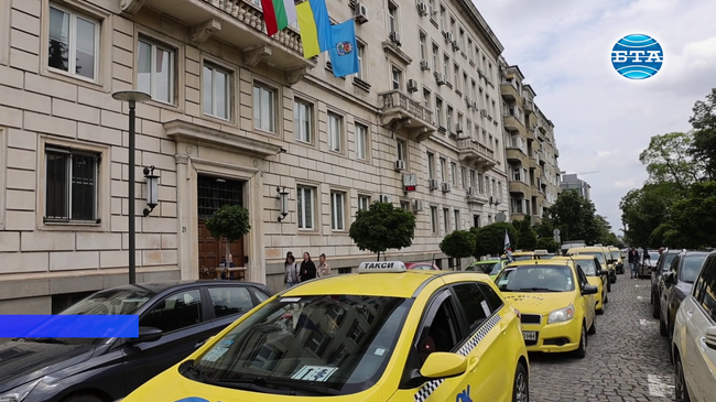 Таксиметрови шофьори протестират с искане за възстановяване на всички закрити стоянки в София