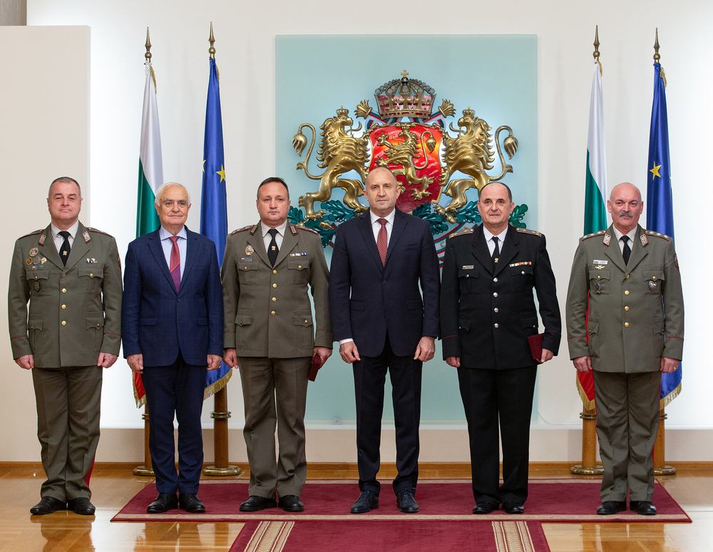 Държавният глава удостои полк. Мирослав Костадинов и полк. Румен Петков с висше офицерско звание „бригаден генерал“