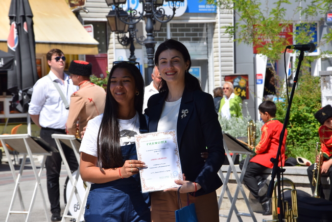 ОА Видин: Областният управител Ани Арутюнян награди изявени видински ученици по време на организираното от РУО-Видин изложение „Панорама на средното образование“ 