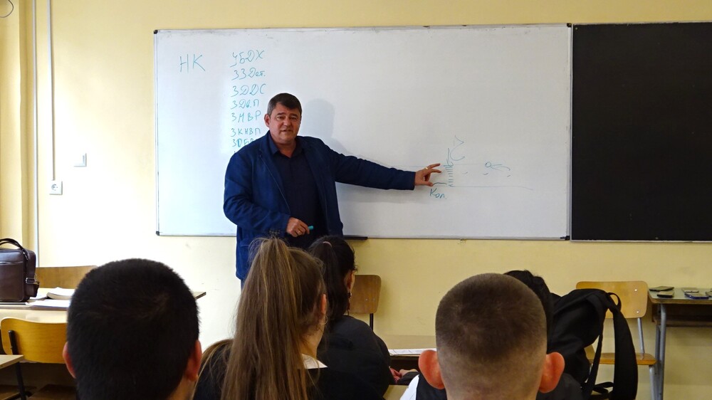 Районен съд – Разград: Темите за наказателното правосъдие и трафика на хора представиха магистрати пред единайсетокласници от ПГИ „Робер Шуман“