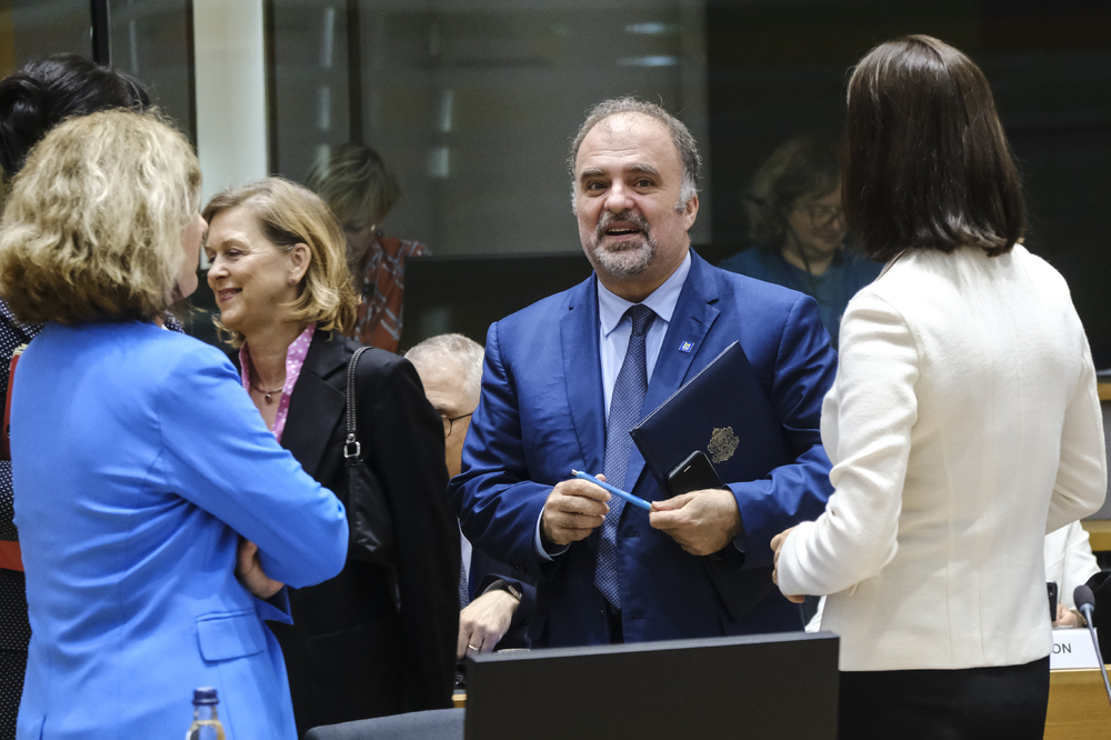 МК: По време на заседанието на Съвета по образование, младеж, култура и спорт на ЕС министър Найден Тодоров открои проблема с част от стрийминг платформите в България, които работят без превод на български език