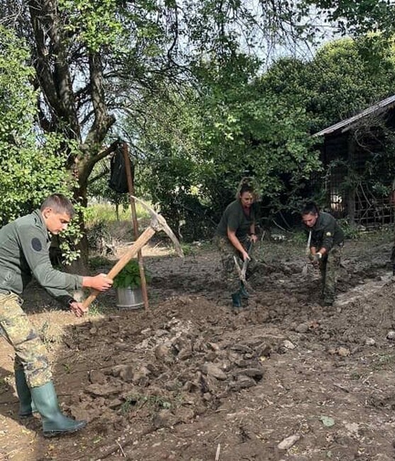 Военнослужещи от Българската армия продължават да помагат на хората, пострадали от наводнението в Карловско