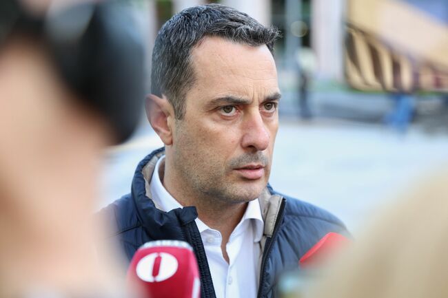 На машиниста на маневрената машина му е прилошало, затова не е успял да спре на 15 метра от влака, каза Георги Гвоздейков за инцидента на Централна гара