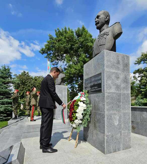 С тържествена церемония и военен ритуал в Сопот честваха 156 години от рождението на ген. Владимир Вазов