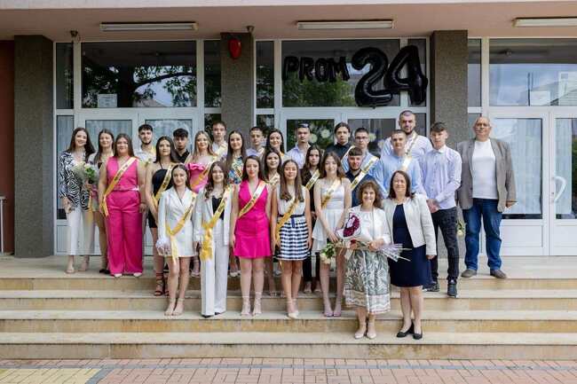 Неджми Али пожела на абитуриентите: Бъдете себе си, превърнете мечтите в реалност