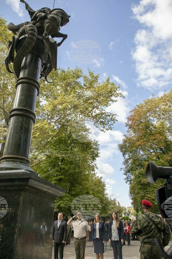 Старозагорци поднесоха венци и цветя пред Паметника на загиналите във войните