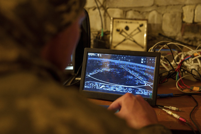 Украински дронове са поразили петролна рафинерия и военно летище в руския Краснодарски край, каза източник от украинското разузнаване